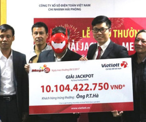 "Tỷ phú" xổ số của giải độc đắc chia đôi đã đến nhận thưởng