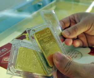 USD giảm mạnh, vàng trong nước dè dặt đi xuống