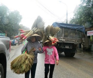 Câu chuyện đáng suy ngẫm về 2 người đàn bà khuyết tật bán chổi rong