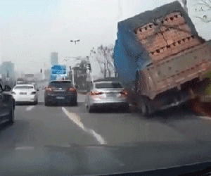 Clip: Tai nạn bất ngờ, xe con bị đè bẹp bởi hàng tấn gạch