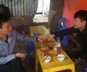 "Dân nhậu" Hà Nội vẫn vô tư uống rượu dù nghe tin ngộ độc methanol