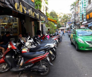 Hàng quán, xe hơi... né đường lớn, tràn vô hẻm