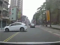 Video: Hậu quả khi lùi xe mất bình tĩnh