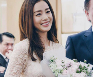 Kim Tae Hee có chồng càng mặn mà, duyên dáng