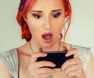 Xem ảnh bạn bè trên Facebook có thể khiến các cô gái chán ghét bản thân
