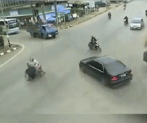 Xem đoạn clip "1 cú đâm, 2 cách hành xử" ở ngã tư để thấy giá trị của sự tử tế