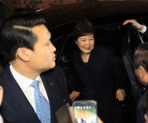 Bà Park Geun-hye xin lỗi người ủng hộ khi rời Nhà Xanh