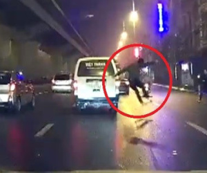 Camera ghi hình thanh niên lao vào ôtô đang chạy