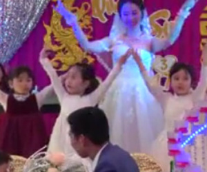 Cô giáo mầm non múa với học trò trong lễ cưới của mình