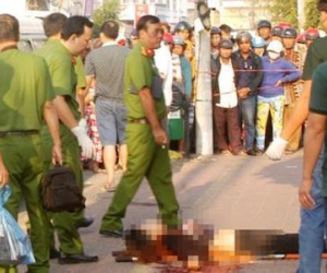 Đôi nam nữ ôm nhau chết: "Quấn quýt nhau dữ lắm"