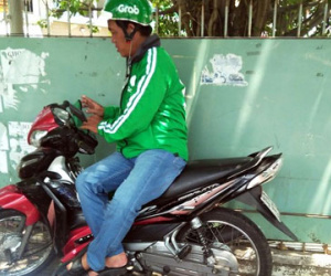 Grab và Uber cạnh tranh khốc liệt
