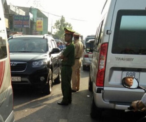 Kẹt xe gần 10 km trên quốc lộ ở miền Tây
