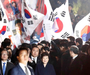 Rời Nhà Xanh, bà Park Geun-hye đối mặt với thẩm vấn