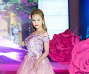 Thuý Vi xuất hiện sến súa và kì quặc trong lần đầu đi catwalk