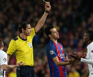 Trọng tài bị nghi "giúp Barca" thóa mạ sao PSG