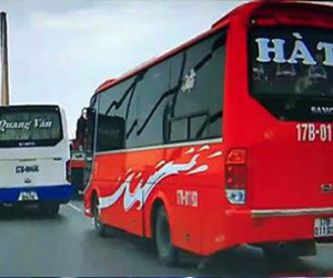 Tước bằng lái của 2 tài xế chèn xe nhau trên cầu Bãi Cháy