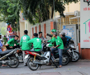 Bắt 3 xe ôm tình nghi đâm gục tài xế Grabbike trên phố