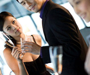 Chiêu "độc" của người vợ có chồng thích "trăng hoa"