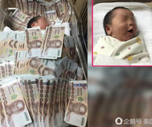 Đứa trẻ sơ sinh ngủ giữa đống tiền và nguyên do khiến nhiều người không khỏi ngao ngán