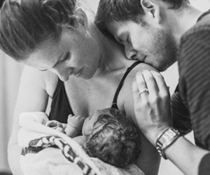 First Hello - Bộ ảnh xúc động về lần đầu gặp con trong đời