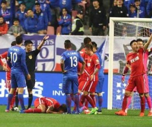 KỲ LẠ: Cầu thủ Trung Quốc bị cắt lương hết mùa vì phạm lỗi với Axel Witsel
