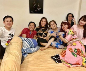 Mẹ Hoài Linh trẻ trung đến khó tin dù đã 80 tuổi