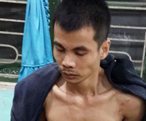Ngáo đá trèo lan can đập tài sản rồi chửi hàng xóm