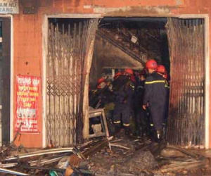 Người dân ném đá ào ào vào căn nhà cháy lúc nửa đêm, 3 người thoát chết thần kỳ