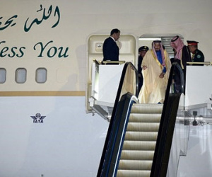 Quốc vương Saudi Arabia dùng thang dát vàng khi đến Nhật