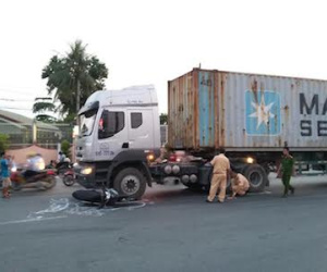 Va chạm với xe container, cụ ông bị cán nát tay chân