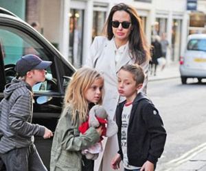Angelina Jolie đưa các con đi nhà sách ở Anh