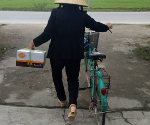 Bà "mẹ chồng thế kỷ" đạp xe 4 km mua bánh sinh nhật tặng con dâu khiến chị em trầm trồ ngưỡng mộ