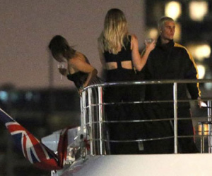 Bieber thuê cả dàn chân dài nóng bỏng lên du thuyền