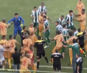 Cầu thủ, CĐV Brazil đánh nhau dữ dội trên sân