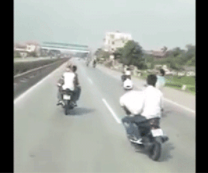 Clip: Hàng loạt quái xế đánh võng trước đầu ô tô, "thách thức" tài xế trên quốc lộ