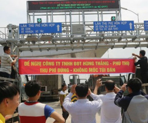 Hơn 50 xe ô tô vẫn tiếp tục dừng chặn phản đối Trạm thu phí BOT tại Phú Thọ