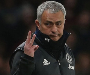 Lý do Mourinho giơ ba ngón tay khi bị CĐV Chelsea chửi rủa