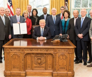 Tổng thống Trump lần đầu họp nội các sau gần 2 tháng nhậm chức