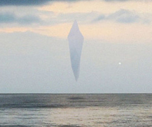 UFO hình kim cương xuất hiện trên biển rồi chui vào “cổng trời”