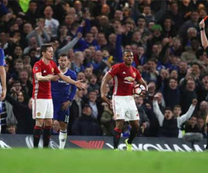 Vì sao trọng tài Michael Oliver bị coi là "hung thần" của Man United?