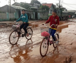 Bất chấp lệnh cấm, xe tải vẫn “băm” đường