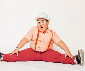 Cậu bé 7 tuổi nổi tiếng thế giới với điệu nhảy "lắc mỡ"