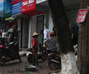Câu chuyện xúc động về hai người mẹ nghèo đứng ngần ngại trước shop thời trang trẻ ở Bắc Giang