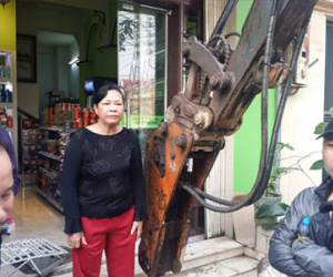 Chủ cửa hàng tạp hóa ở Hà Nội kiên quyết không trả vỉa hè