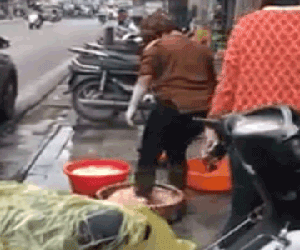 Chủ quán lòng nổi tiếng ở Hàng Thùng nói gì về việc đi ủng rửa lòng lợn bằng chân?