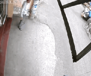 Cô gái gặp tai nạn nghiêm trọng sau pha trượt bánh giữa đường