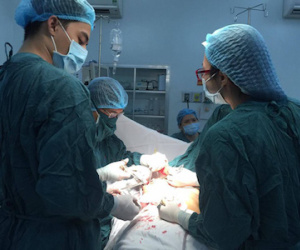 Đi làm đẹp, cô gái bị biến dạng dung nhan