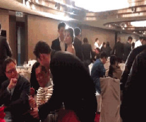 Huỳnh Hiểu Minh gây bất ngờ khi cúi xin chữ ký Cổ Thiên Lạc
