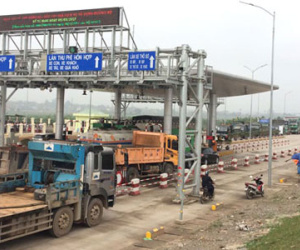 Người dân chặn xe, trạm BOT ở Phú Thọ dừng thu phí
