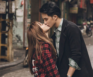 Sĩ Thanh tình tứ hôn người yêu điển trai trên phố